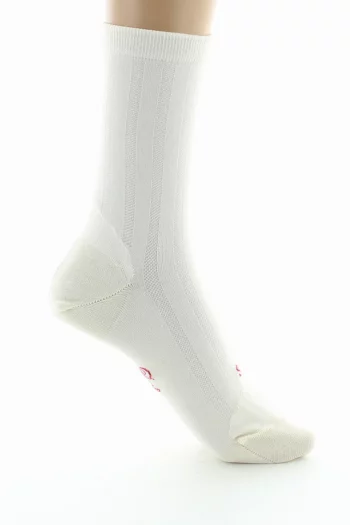Chaussettes unies en soie écru renforcées en fil d'Ecosse. De la marque Berthe aux Grands Pieds. Fabrication exclusivement française !