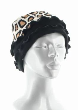 Bonnet en coton au motif de tâches de léopard dans les tons marron. De la marque Berthe Aux Grands Pieds. Fabrication Française .