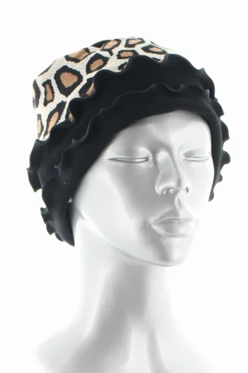 Bonnet en coton au motif de tâches de léopard dans les tons marron. De la marque Berthe Aux Grands Pieds. Fabrication Française .