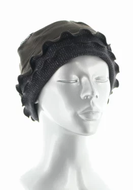 Bonnet en coton au motif de fleurs graphiques dans les tons marrons. De la marque Berthe Aux Grands Pieds. Fabrication Française .