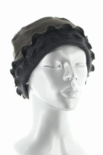 Bonnet en coton au motif de fleurs graphiques dans les tons marrons. De la marque Berthe Aux Grands Pieds. Fabrication Française .