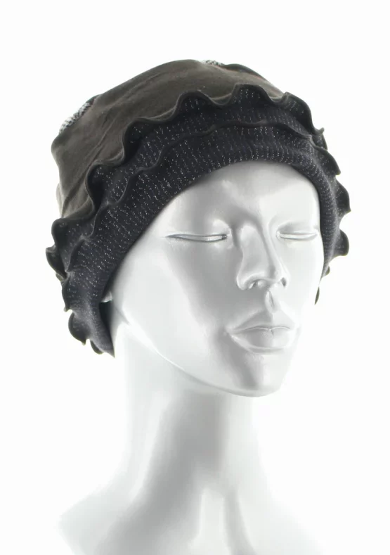 Bonnet en coton au motif de fleurs graphiques dans les tons marrons. De la marque Berthe Aux Grands Pieds. Fabrication Française .