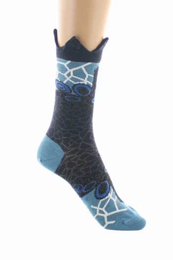 Chaussettes en laine Odorico et couronne aux motifs nuancés de bleus. De la marque Berthe Aux Grands Pieds. Fabrication exclusivement française.