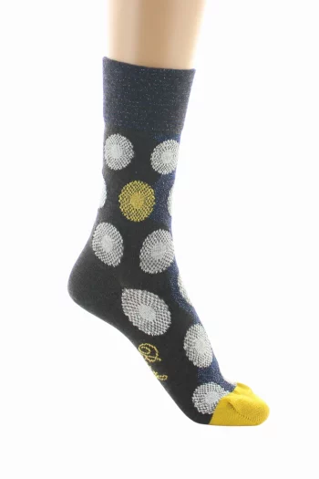 Chaussettes en laine Fleurs graphiques blanches et jaunes sur un fond marron. De la marque Berthe Aux Grands Pieds. Fabrication exclusivement française.