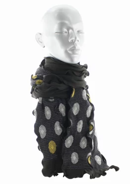 Echarpe en coton Fleurs Graphiques. Motifs de fleurs blanches et jaunes sur un fond marron. De La Marque Berthe Aux Grands Pieds. Fabrication Française.