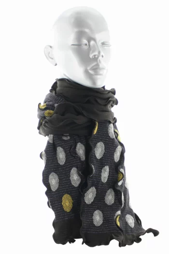 Echarpe en coton Fleurs Graphiques. Motifs de fleurs blanches et jaunes sur un fond marron. De La Marque Berthe Aux Grands Pieds. Fabrication Française.