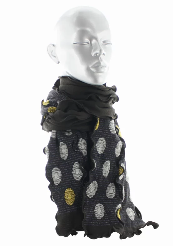 Echarpe en coton Fleurs Graphiques. Motifs de fleurs blanches et jaunes sur un fond marron. De La Marque Berthe Aux Grands Pieds. Fabrication Française.
