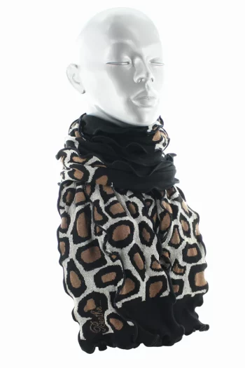Echarpe en coton Léopard. Motifs de taches de léopard sur un fond marron et écru. De La Marque Berthe Aux Grands Pieds. Fabrication Française.