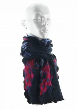 Echarpe en coton Le Paon. Motifs d'un Paon au plumage rose sur fond bleu. De La Marque Berthe Aux Grands Pieds. Fabrication Française.