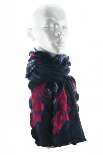 Echarpe en coton Le Paon. Motifs d'un Paon au plumage rose sur fond bleu. De La Marque Berthe Aux Grands Pieds. Fabrication Française.