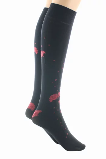 Mi-Bas 40D Albizia Noir Rouge. En lycra 40 deniers. De la marque Berthe Aux Grands Pieds. Un produit fabriqué exclusivement en France .