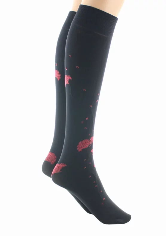 Mi-Bas 40D Albizia Noir Rouge. En lycra 40 deniers. De la marque Berthe Aux Grands Pieds. Un produit fabriqué exclusivement en France .