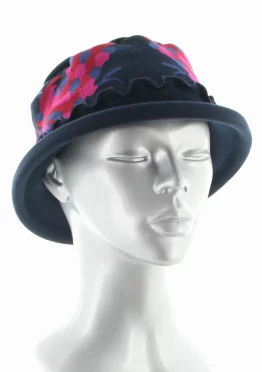Chapeau en coton, motifs d'un Paon. Coloris bleu et fuchsia. De la marque Berthe Aux Grands Pieds. Fabrication Française .