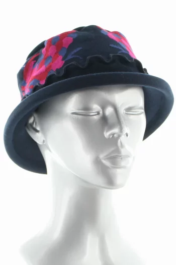 Chapeau en coton, motifs d'un Paon. Coloris bleu et fuchsia. De la marque Berthe Aux Grands Pieds. Fabrication Française .