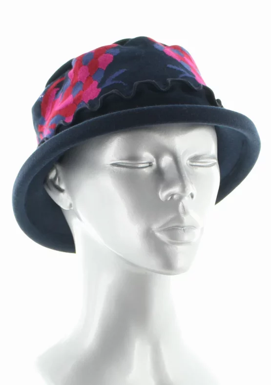 Chapeau en coton, motifs d'un Paon. Coloris bleu et fuchsia. De la marque Berthe Aux Grands Pieds. Fabrication Française .