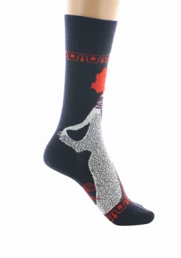 Chaussettes en laine La Femme 1900 sur un fond bleu marine. De la marque Berthe Aux Grands Pieds. Fabrication exclusivement française.
