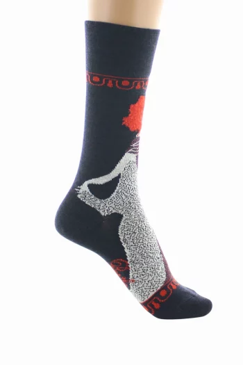 Chaussettes en laine La Femme 1900 sur un fond bleu marine. De la marque Berthe Aux Grands Pieds. Fabrication exclusivement française.