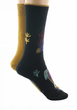 Chaussettes réversibles Tortue noir et moutarde. Un côté uni, un côté fantaisie. De la marque Dagobert à l'envers. Une fabrication exclusivement française.
