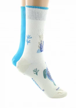 Chaussettes réversibles Tortue écru et turquoise. Un côté uni, un côté fantaisie. De la marque Dagobert à l'envers. Une fabrication exclusivement française.