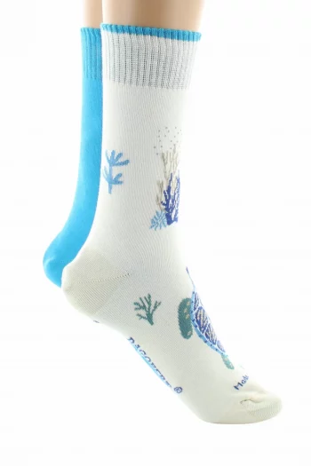 Chaussettes réversibles Tortue écru et turquoise. Un côté uni, un côté fantaisie. De la marque Dagobert à l'envers. Une fabrication exclusivement française.