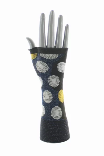 Mitaines en coton fleurs graphiques, finitions main. Une création Berthe Aux Grands Pieds. Fabrication exclusivement Française.