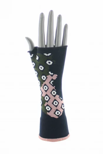 Mitaines en coton Losanges, coloris kaki rose marine et blanc. Finitions main. Une création Berthe Aux Grands Pieds. Fabrication exclusivement Française.