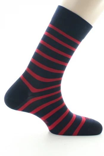Chaussettes en soie naturelle marine aux rayures rouges. De la marque Berthe aux Grands Pieds. Fabrication exclusivement française.