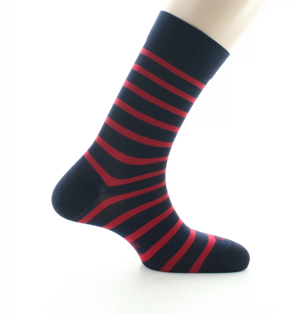 Chaussettes en soie naturelle marine aux rayures rouges. De la marque Berthe aux Grands Pieds. Fabrication exclusivement française.
