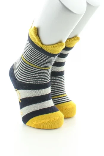 Chaussettes enfant couronne jaune asymétriques de la marque Berthe Aux Grands Pieds. Tricotées en laine et en coton. Fabrication exclusivement française.