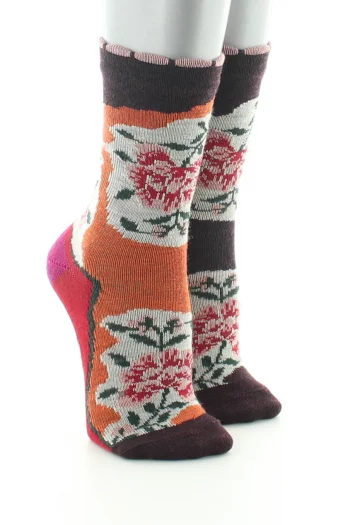Chaussettes enfant fleurs asymétriques de la marque Berthe Aux Grands Pieds. Tricotées en laine et en coton. Fabrication exclusivement française.
