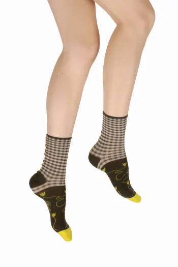 Chaussettes Courtes Vichy. Coloris kaki, écru et jaune. En Fil d'Ecosse. De la marque Berthe Aux Grands Pieds. Fabrication Française