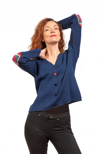 Gilet Femme Coudières La Rose bleu royal en pure laine mérinos. Une collaboration entre Royal Mer et Berthe Aux Grands Pieds. Fabrication 100% française.