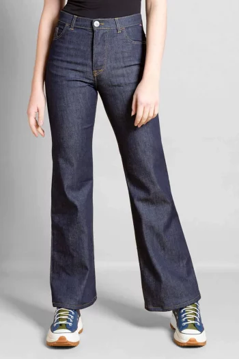 Jean Evasé Taille Haute Dao - Océane. Teinture indigo, flex denim, 98% coton bio 2% d'élasthanne. Fabrication française à Nancy.